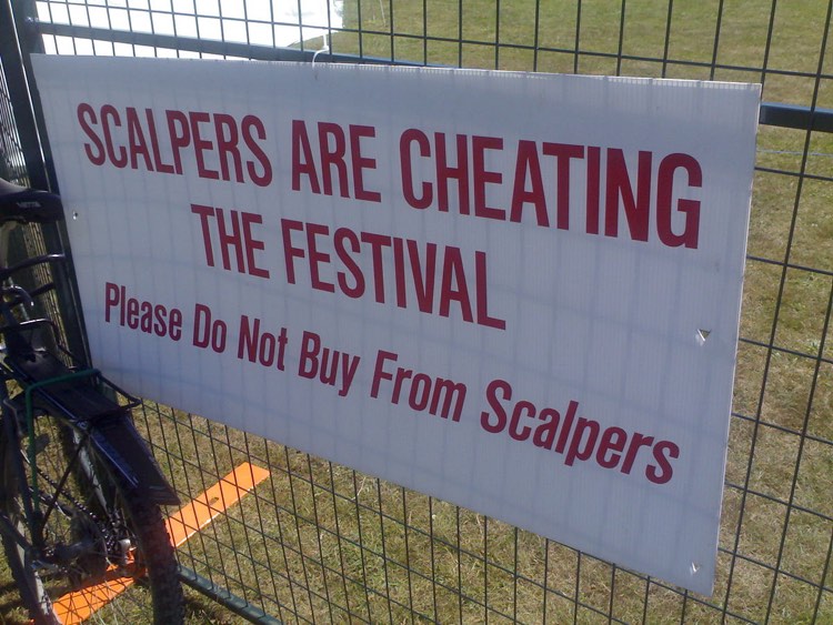 Anti-scalper Sign outside the Vancouver Folk Festival, 2006 (Photo: Richard Eriksson CC by 2.0)