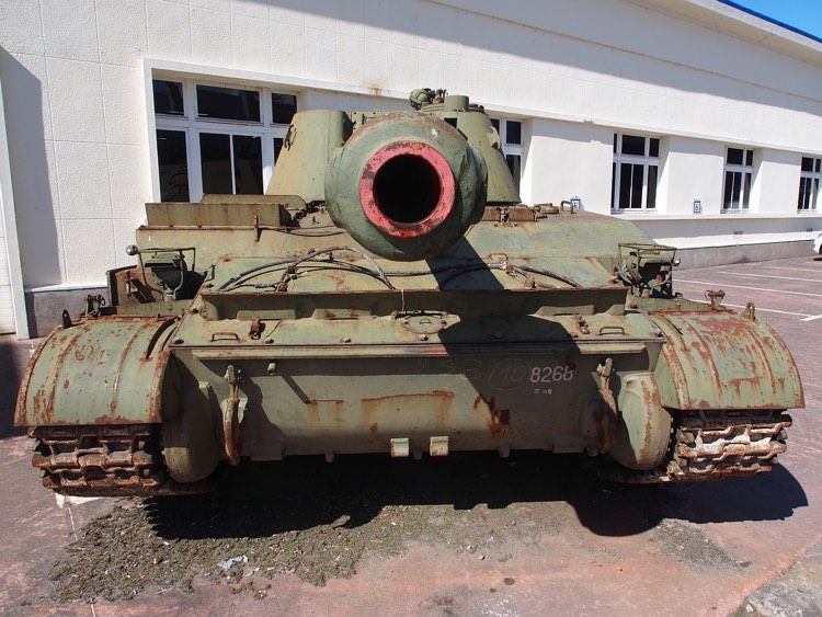 Picture of an old tank pointing its gun. Samsung is attacking DMN!
