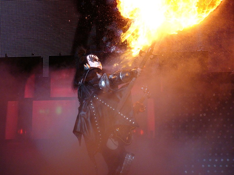 Gene Simmons fire-breathing, 2010 (Alberto Cabello CC 2.0)