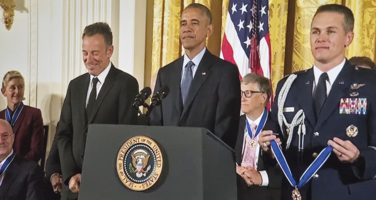 Barack Obama award the Medal of Freedom to Bruce Springsteen, 2016 (photo: Ron Cogswell CC 2.0)