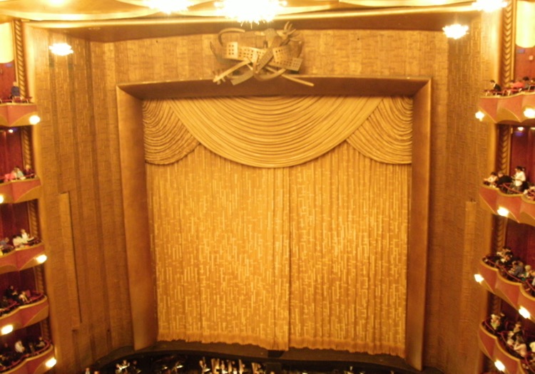 The famous gold curtain at the Metropolitan Opera House at Lincoln Center ( Ser Amantio di Nicolao CC 3.0)