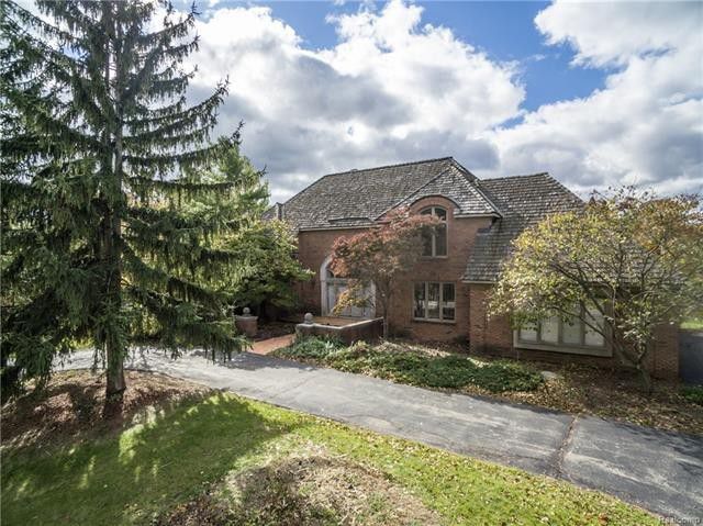 Front look at Aretha Franklin's suburban Detroit home.