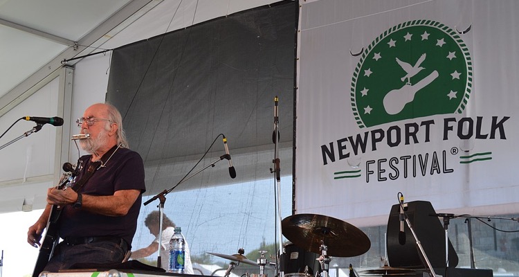 Robert Hunter plays the Newport Folk Festival, 2014 (photo: autumnwaldenpond CC by SA 2.0)