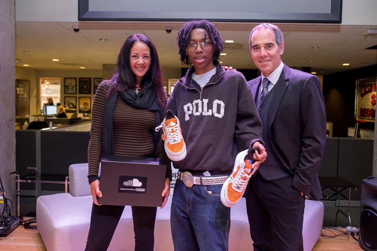Lil Tecca, flanked by (l) Lisa Ellis, SVP & Global Head of Music, Artist Relations, Label Services at SoundCloud, and (r) Monte Lipman, CEO, Republic Records.