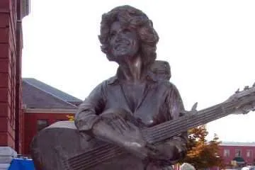 Dolly Parton statue