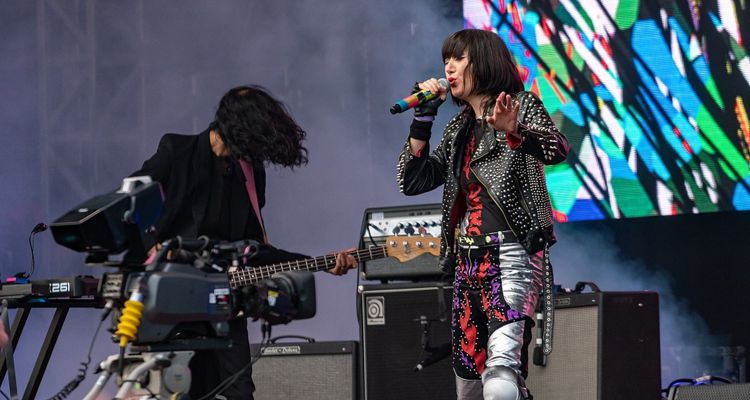 yeah yeah yeahs sign to secretly canadian