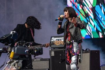 yeah yeah yeahs sign to secretly canadian