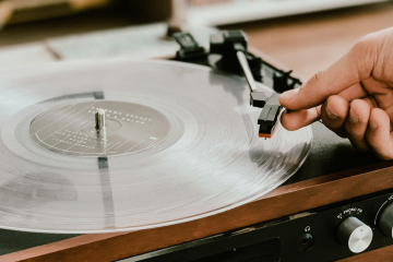 are vinyl companies crashing due to slow sales