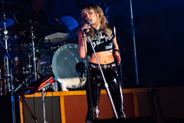 Miley Cyrus heckled at Tribeca, fans demanded the singer perform