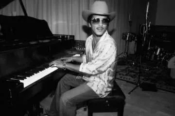 Bruno Mars The Romantic campaign